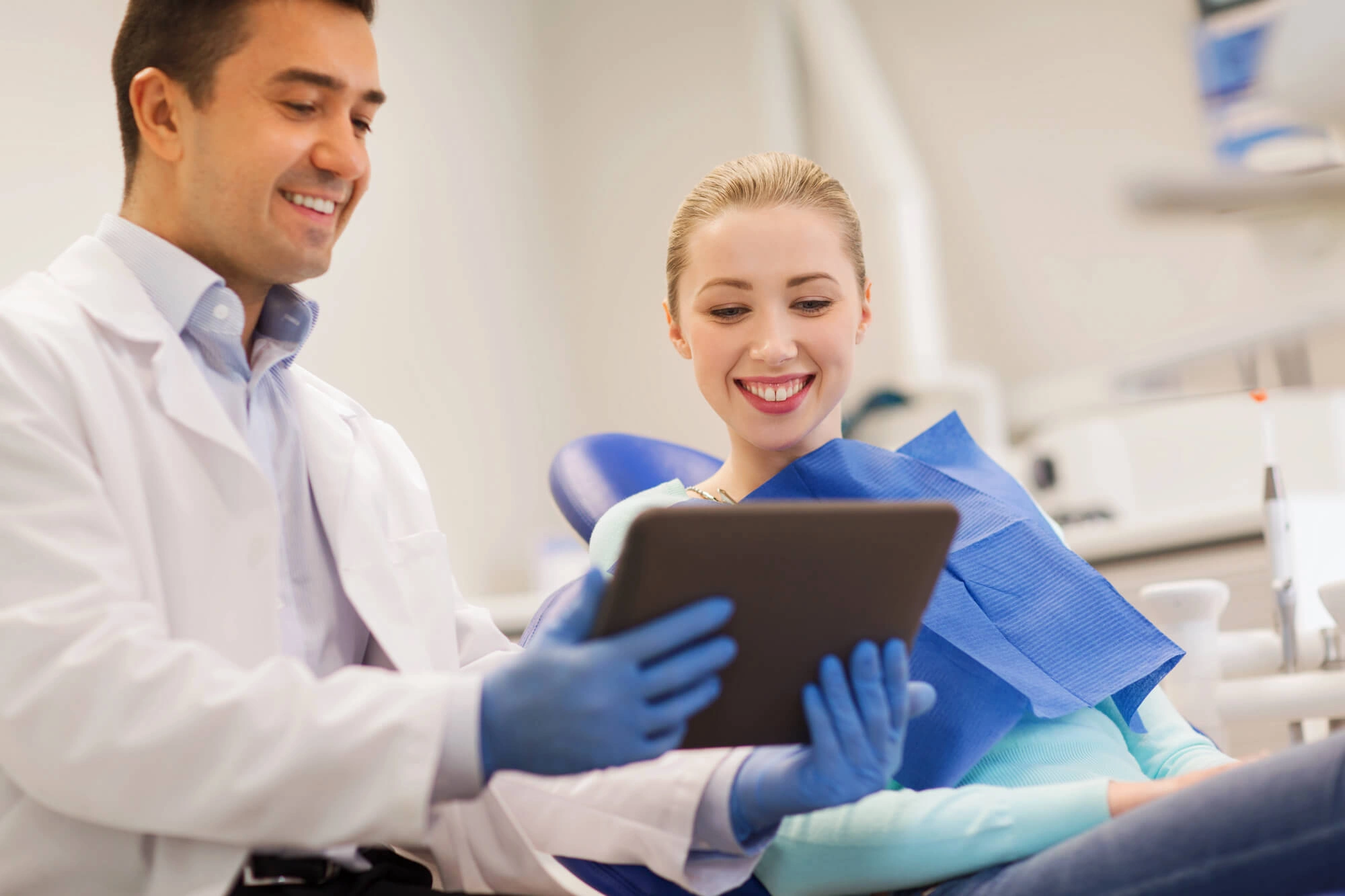 Woman-talking-with-Emergency-Dentist-Fort-Pierce